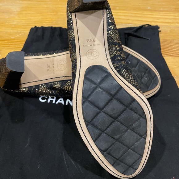 Gorgeous: Authentic Chanel black pumps with gold lace overlay. NWOT - Picture 6 of 7